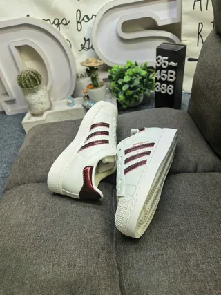 Adidas Superstar Off-White y Burgundy zapatillas lifestyle 6