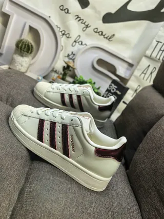 Adidas Superstar Off-White y Burgundy zapatillas lifestyle 7