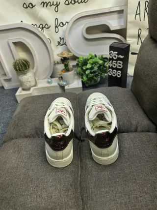 Adidas Superstar Off-White y Burgundy zapatillas lifestyle 8