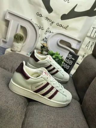 Adidas Superstar Off-White y Burgundy zapatillas lifestyle 9