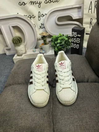Adidas Superstar Off-White y Burgundy zapatillas lifestyle 10