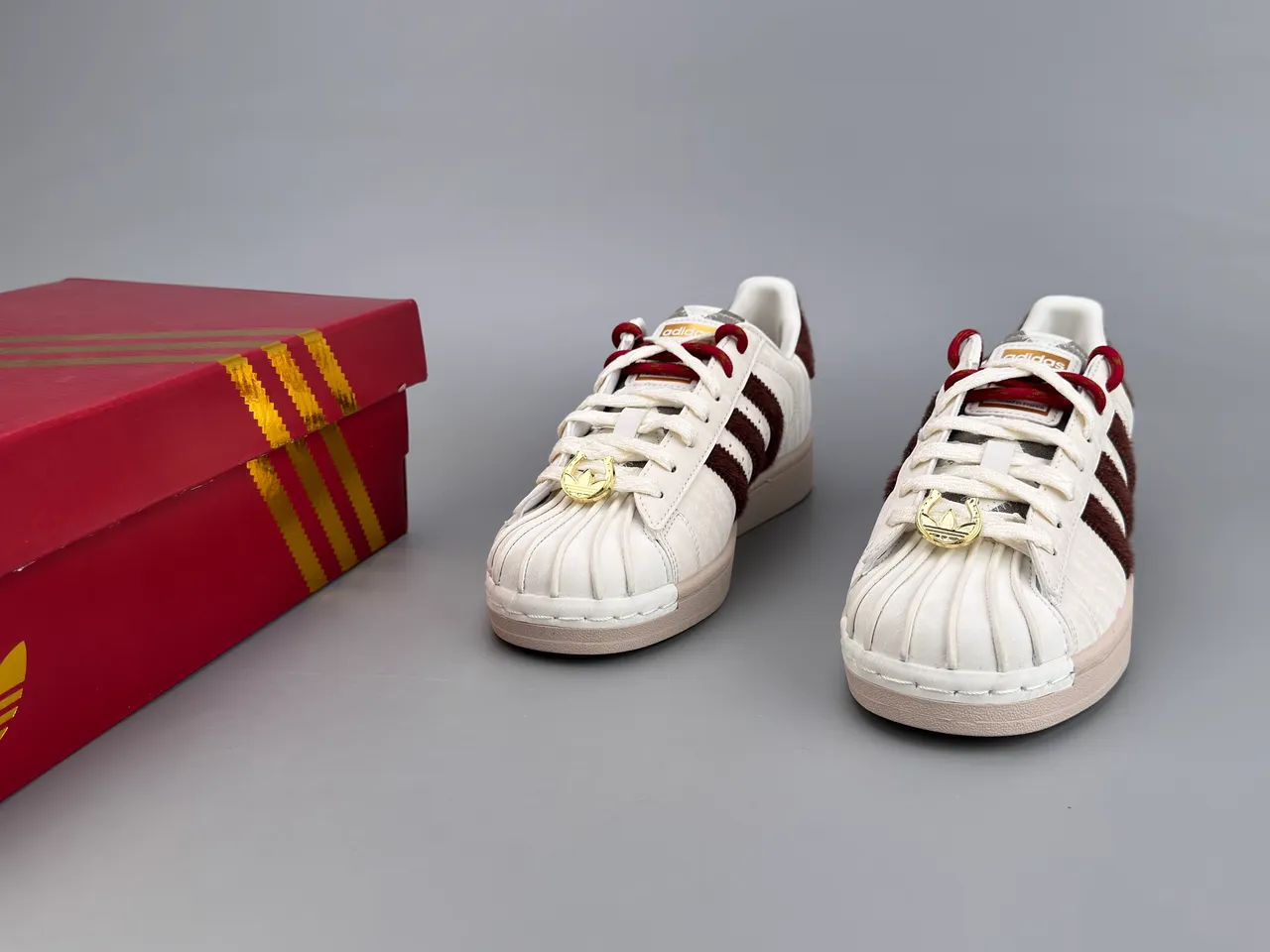 Adidas Superstar Off-White e Burdeos Tênis Lifestyle 3