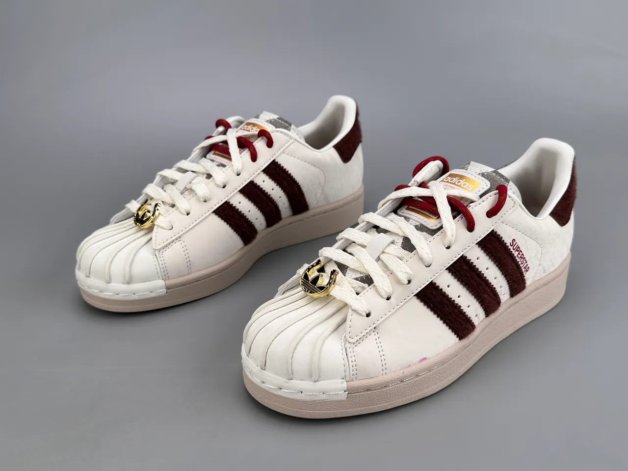 Adidas Superstar Off-White e Burdeos Tênis Lifestyle 5