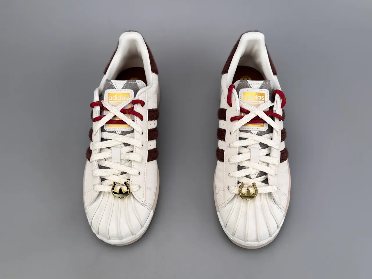 Adidas Superstar Off-White e Burdeos Tênis Lifestyle 9