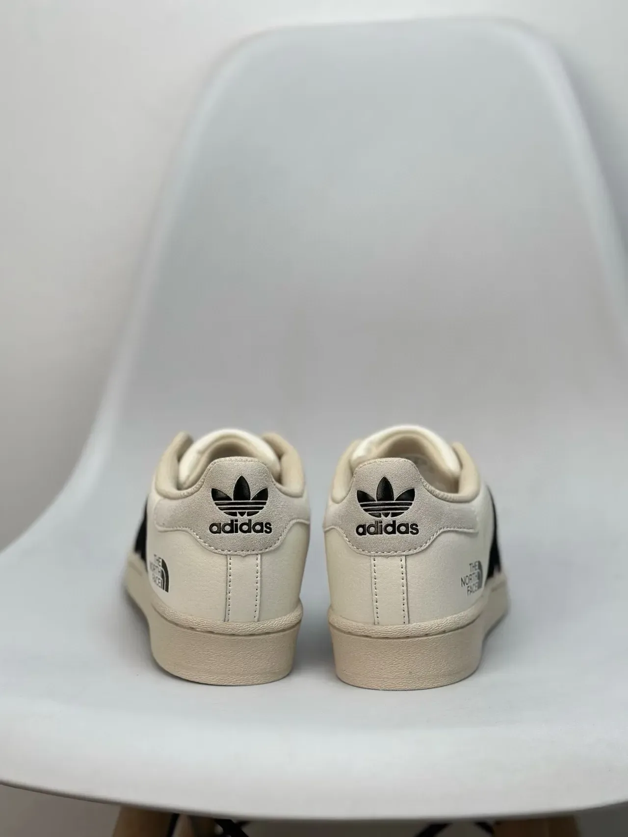 Adidas Superstar पिंक फजी स्ट्राइप लाइफस्टाइल स्नीकर 2