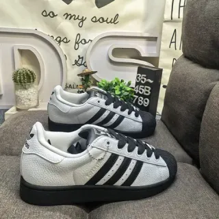 Adidas Superstar सफेद और काले लाइफस्टाइल स्नीकर