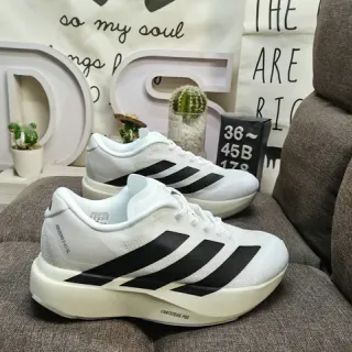 Adidas Chaussures de Running Blanches et Noires avec Mesh Engineered en Haut, Trois Rayures sur le Coté avec Branding