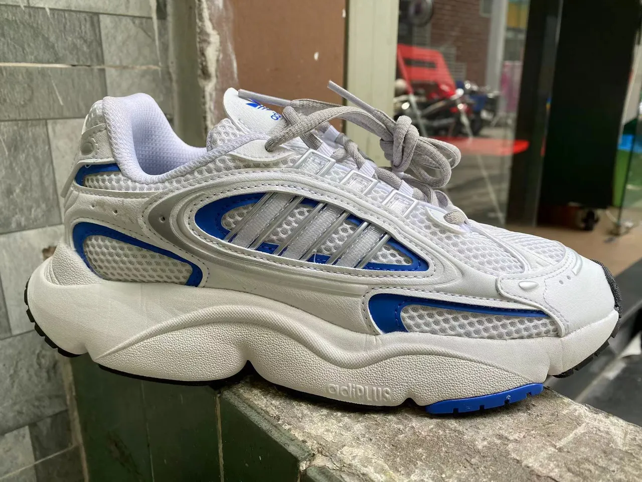 Adidas Blanc Bleu Rétro-Futuriste Maille et Superposition Synthétique Baskets Chunky 2