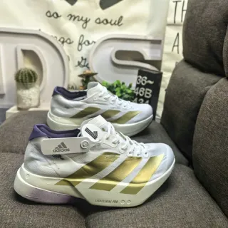 Adidas zapatillas de correr con rayas metálicas blancas y doradas inspiradas en carreras