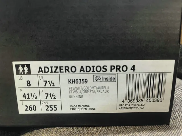 Adidas chaussures de course avec rayures métalliques blanches et dorées inspirées de la course 2