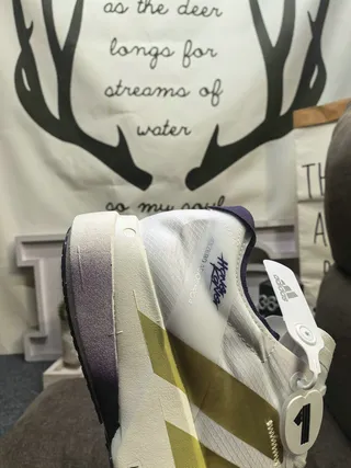 Adidas chaussures de course avec rayures métalliques blanches et dorées inspirées de la course 3