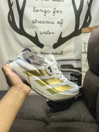 Adidas chaussures de course avec rayures métalliques blanches et dorées inspirées de la course 5