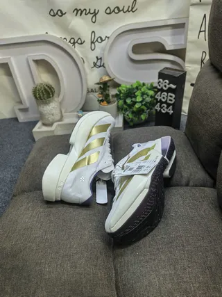 Adidas chaussures de course avec rayures métalliques blanches et dorées inspirées de la course 6