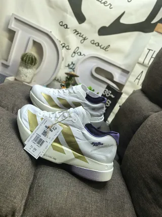 Adidas chaussures de course avec rayures métalliques blanches et dorées inspirées de la course 7