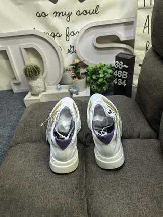 Adidas chaussures de course avec rayures métalliques blanches et dorées inspirées de la course 8