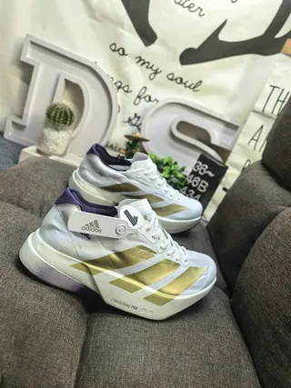 Adidas chaussures de course avec rayures métalliques blanches et dorées inspirées de la course 9
