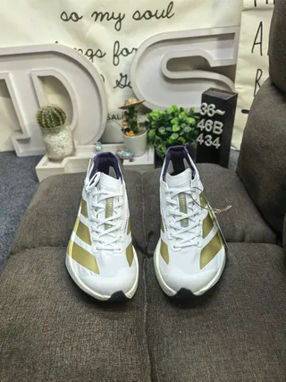 Adidas chaussures de course avec rayures métalliques blanches et dorées inspirées de la course 10
