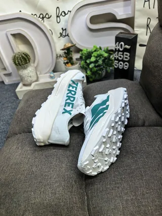 Adidas Chaussures de course blanc et vert léger mesh upper mousse sculptée semelle intermédiaire 6