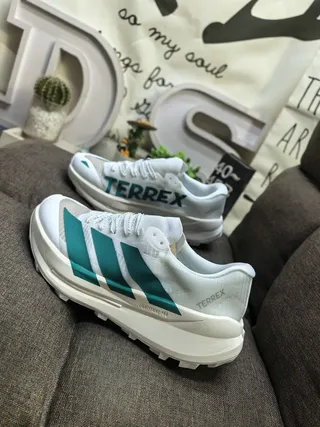 Adidas Chaussures de course blanc et vert léger mesh upper mousse sculptée semelle intermédiaire 7