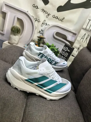 Adidas Chaussures de course blanc et vert léger mesh upper mousse sculptée semelle intermédiaire 9