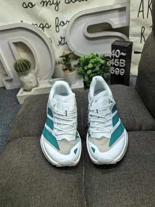 Adidas Chaussures de course blanc et vert léger mesh upper mousse sculptée semelle intermédiaire 10