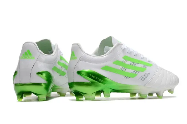 Adidas Chaussures de football blanches et vertes low-cut tacons moulés semelle translucide terrain ferme 5