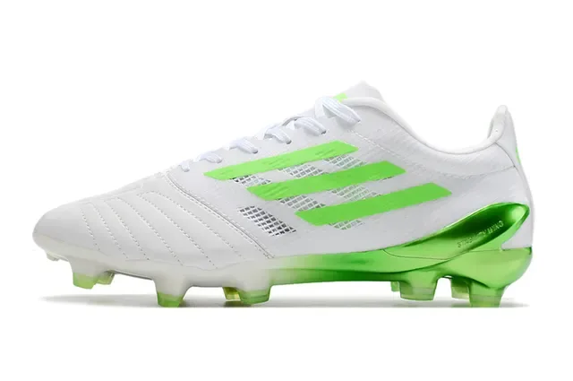 Adidas Chaussures de football blanches et vertes low-cut tacons moulés semelle translucide terrain ferme 7