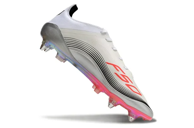Adidas Sapatos de futebol de baixo corte branco e vermelho com upper sintético, sola iridescente translúcida e placa para terreno firme 2