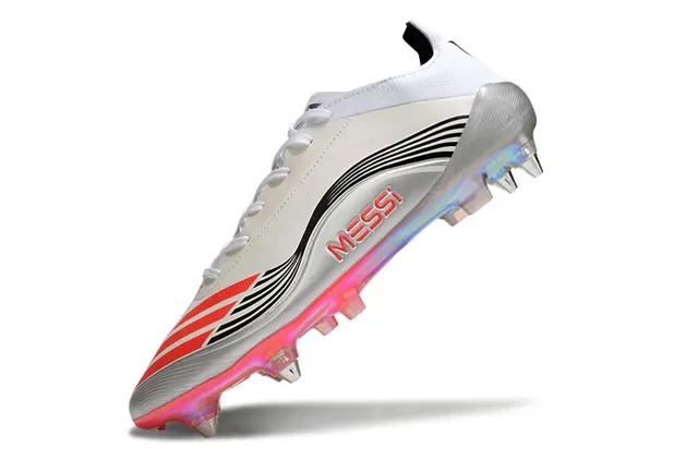 Adidas Sapatos de futebol de baixo corte branco e vermelho com upper sintético, sola iridescente translúcida e placa para terreno firme 3