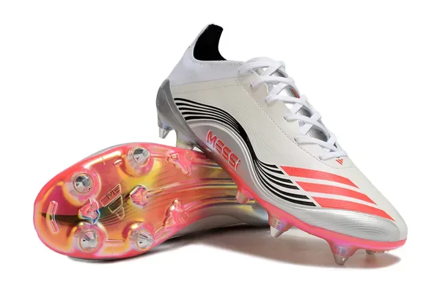 Adidas Sapatos de futebol de baixo corte branco e vermelho com upper sintético, sola iridescente translúcida e placa para terreno firme 4