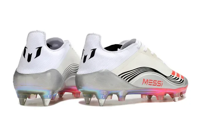 Adidas Sapatos de futebol de baixo corte branco e vermelho com upper sintético, sola iridescente translúcida e placa para terreno firme 5