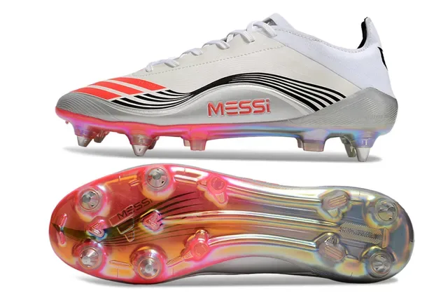 Adidas Sapatos de futebol de baixo corte branco e vermelho com upper sintético, sola iridescente translúcida e placa para terreno firme 6