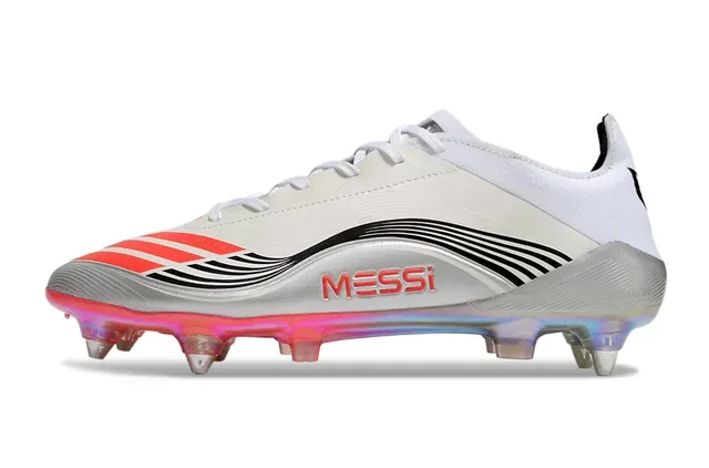 Adidas Sapatos de futebol de baixo corte branco e vermelho com upper sintético, sola iridescente translúcida e placa para terreno firme 7