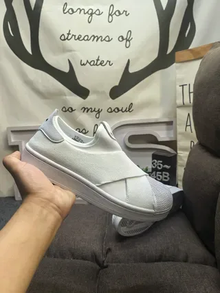 Adidas Chaussures Lifestyle Blanches à Enfiler avec Sangle Croisée Élastique 5