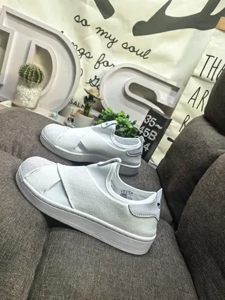 Adidas Chaussures Lifestyle Blanches à Enfiler avec Sangle Croisée Élastique 7