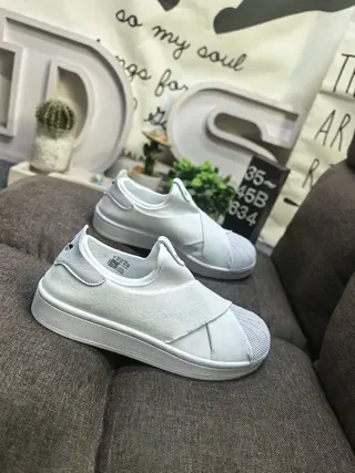 Adidas Chaussures Lifestyle Blanches à Enfiler avec Sangle Croisée Élastique 9