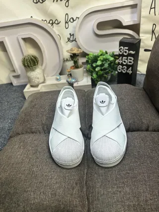 Adidas Chaussures Lifestyle Blanches à Enfiler avec Sangle Croisée Élastique 10