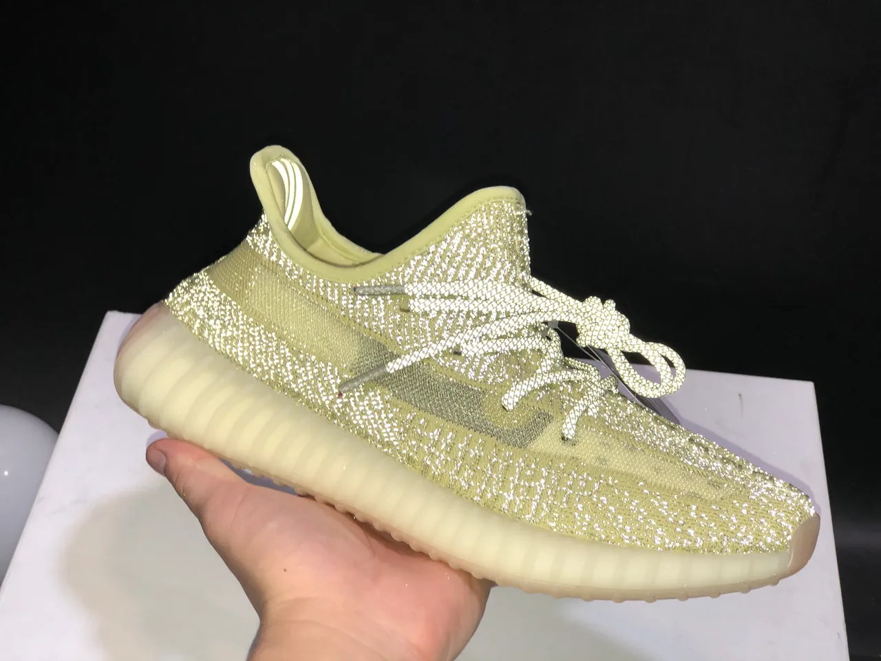 Adidas Yeezy Boost 350 V2 Amarelo pálido Sneakers Lifestyle 2