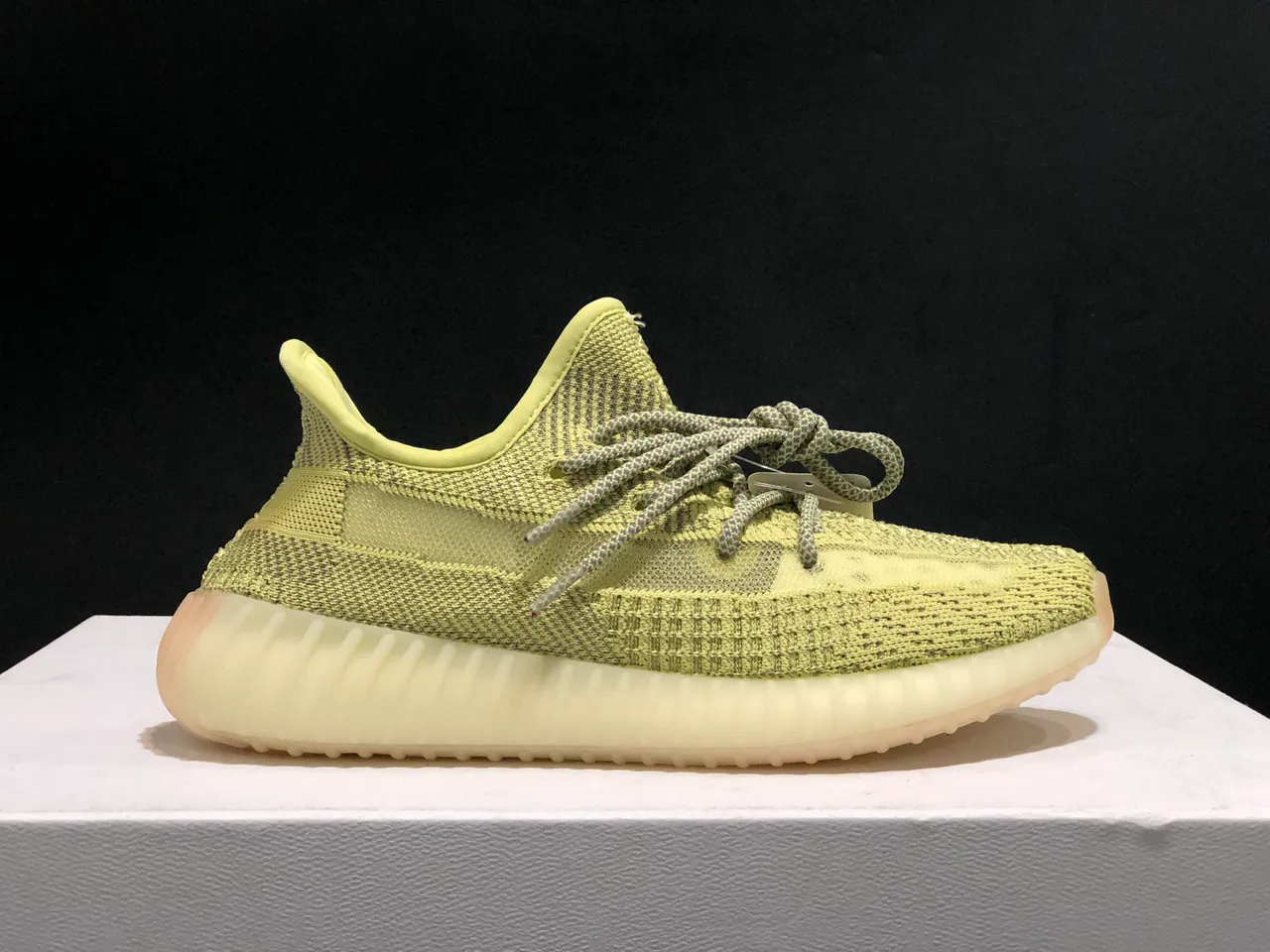 Adidas Yeezy Boost 350 V2 Amarelo pálido Sneakers Lifestyle 4