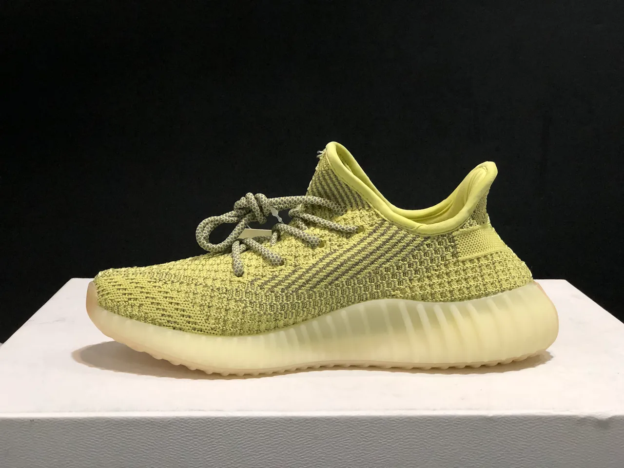 Adidas Yeezy Boost 350 V2 Amarelo pálido Sneakers Lifestyle 7