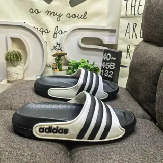 Adidas Yeezy Slide काला और सफेद चप्पल