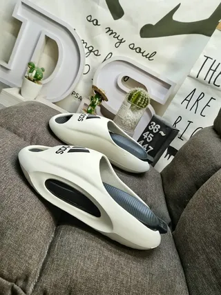Adidas Yeezy Slide White Black Molded Monolithic Sole Open-Heel Slip-On Slippers 7