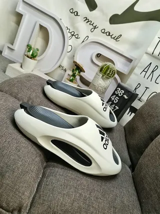Adidas Yeezy Slide White Black Molded Monolithic Sole Open-Heel Slip-On Slippers 9