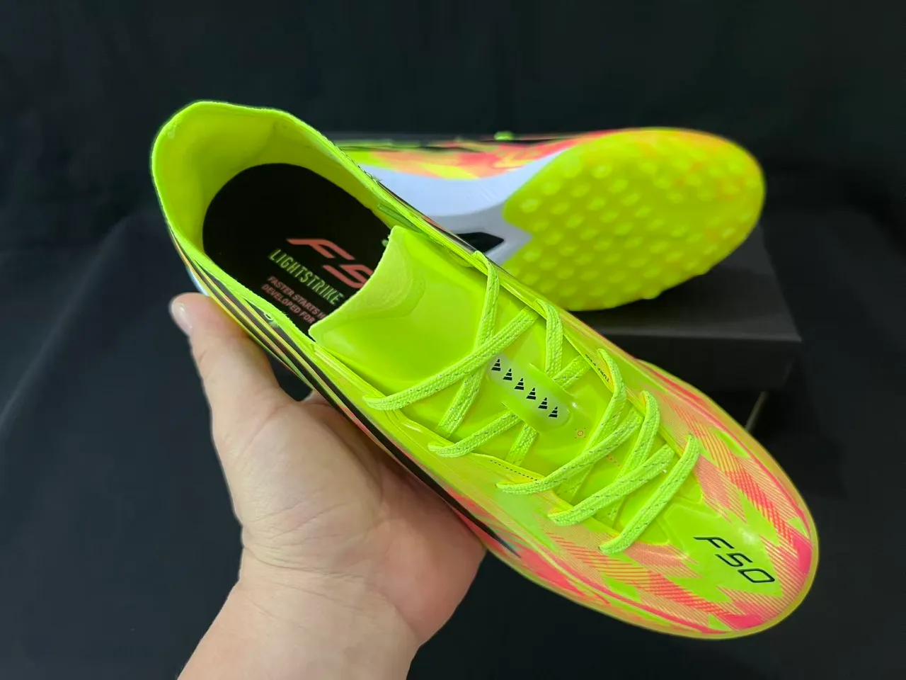 Adidas Jaune Rose Bas Upper Synthétique Noir Trois Rayures Branding Gazon Chaussures de Football 5