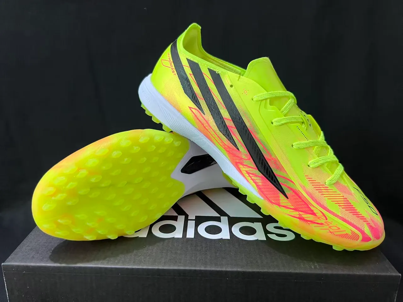 Adidas Jaune Rose Bas Upper Synthétique Noir Trois Rayures Branding Gazon Chaussures de Football 9