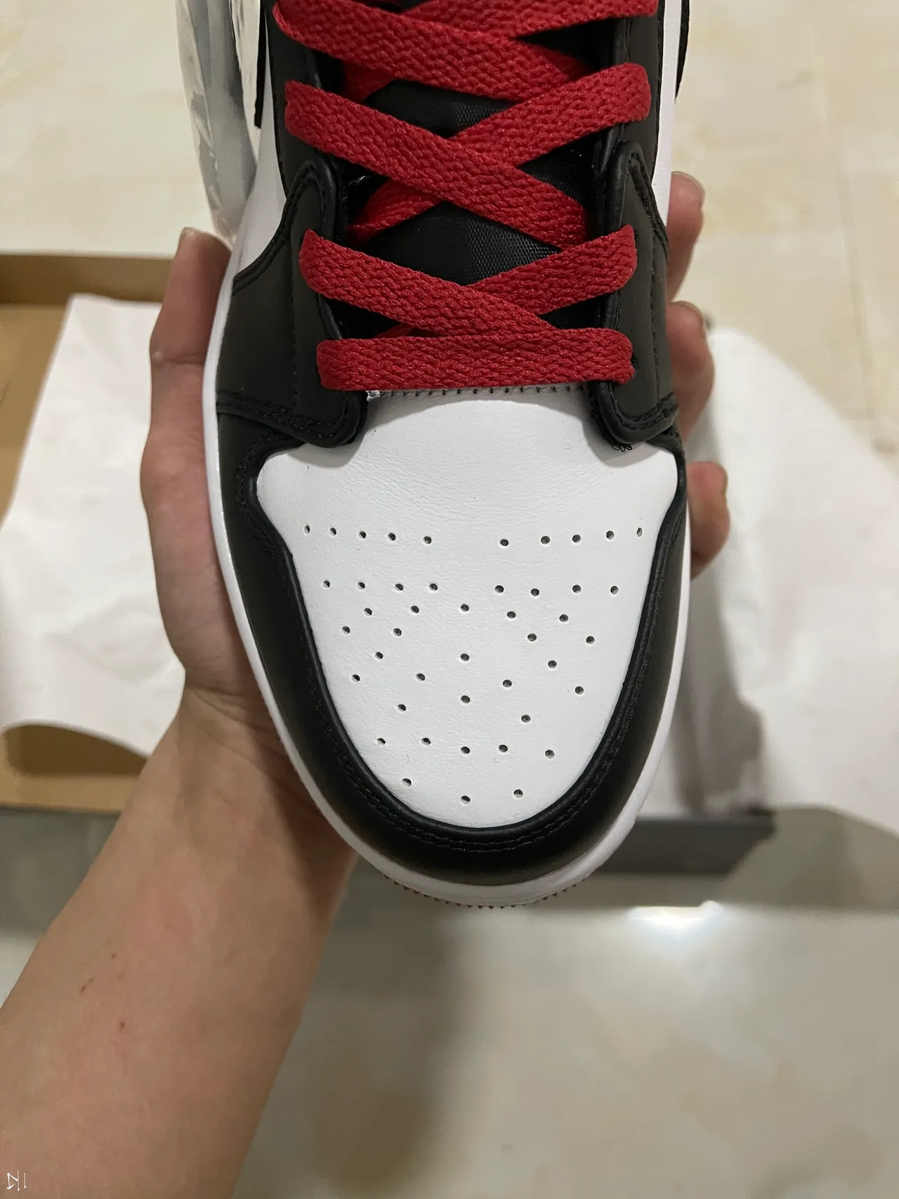 Tênis de basquete de cano alto Air Jordan 1 preto, branco e vermelho 2