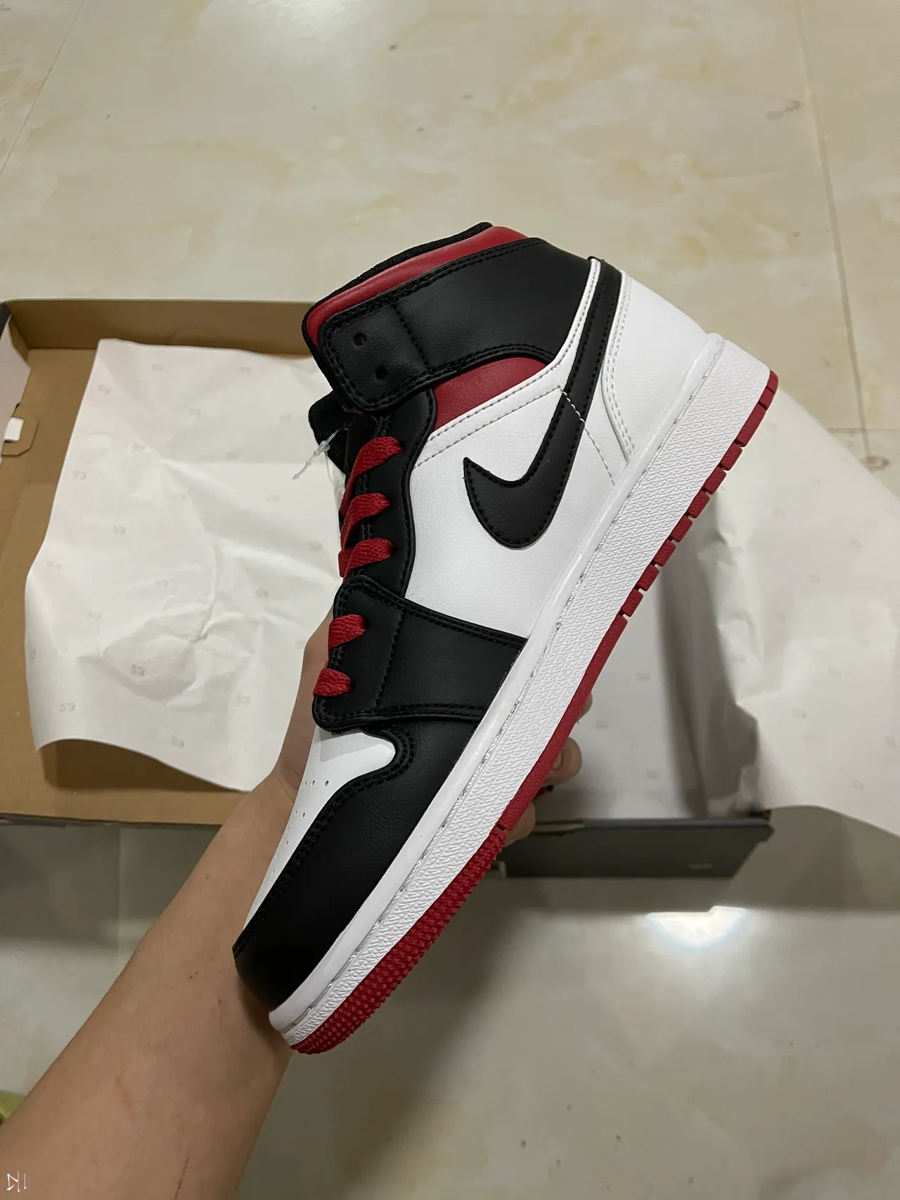 Tênis de basquete de cano alto Air Jordan 1 preto, branco e vermelho 3