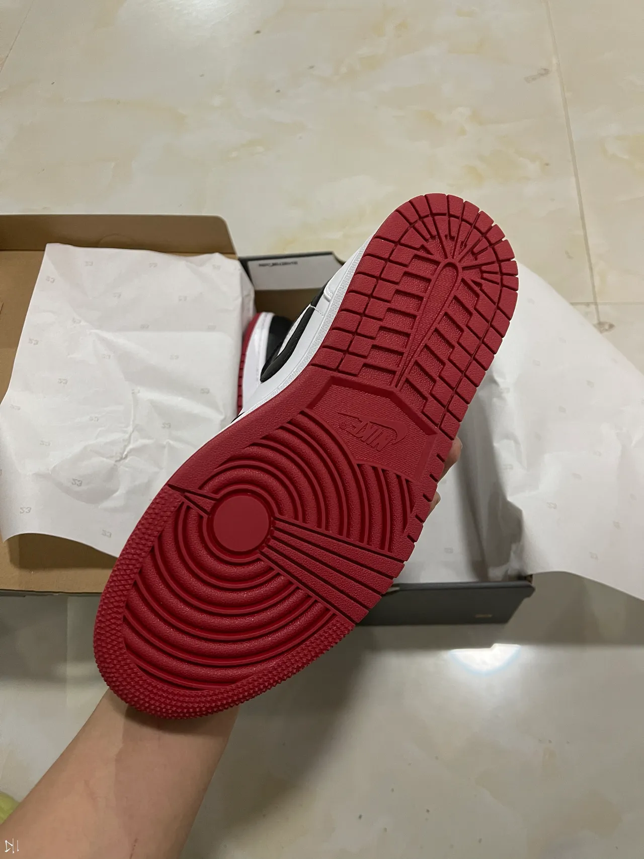 Tênis de basquete de cano alto Air Jordan 1 preto, branco e vermelho 4