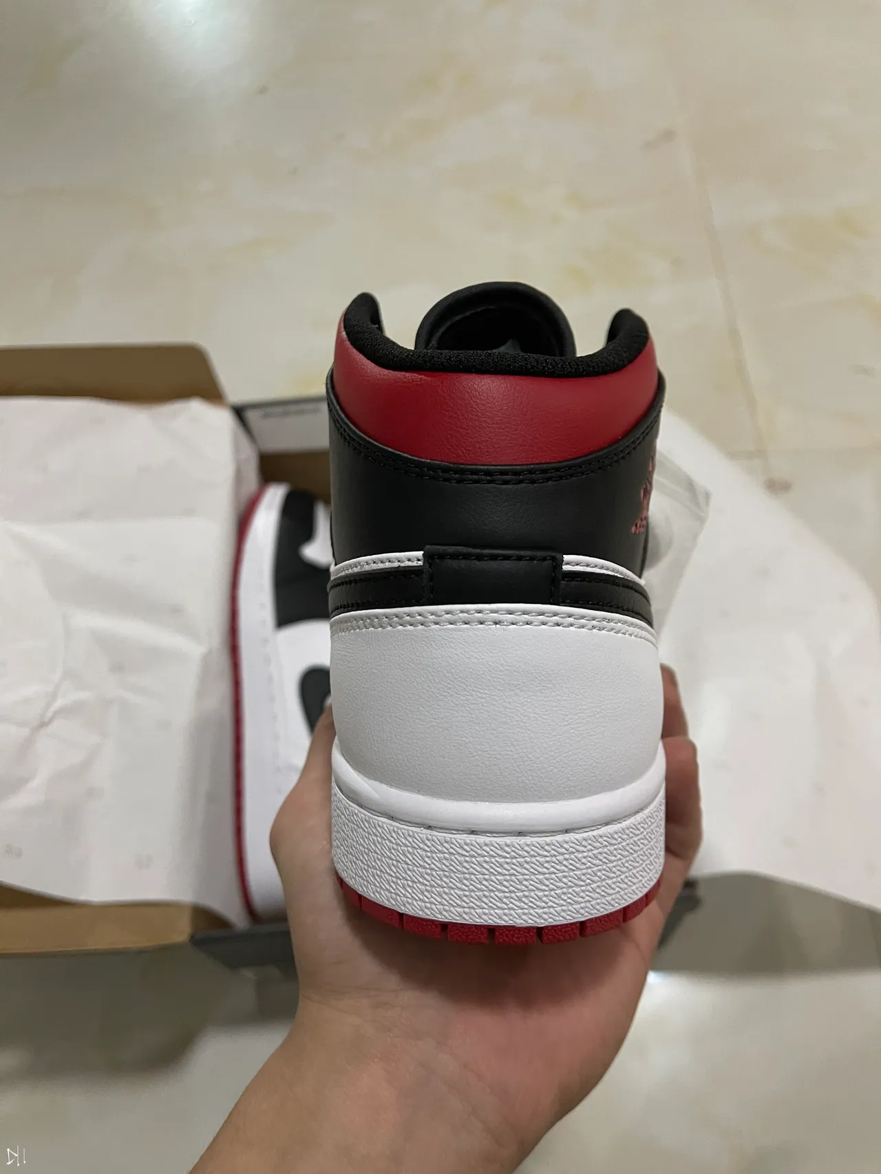 Tênis de basquete de cano alto Air Jordan 1 preto, branco e vermelho 5