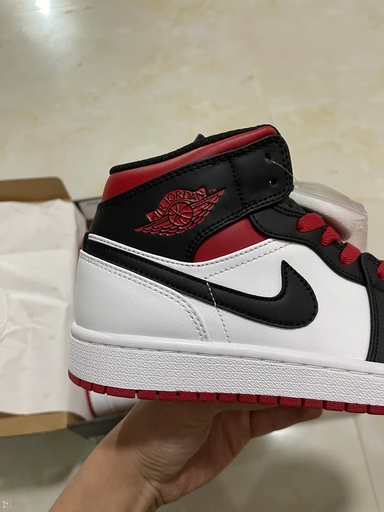 Tênis de basquete de cano alto Air Jordan 1 preto, branco e vermelho 6